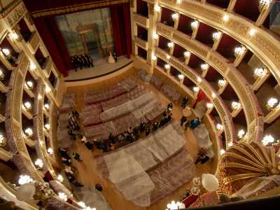 L�ambiente � a forma di ferro di cavallo, in linea con la tradizione del �teatro all�italiana� in voga a partire dalla fine XVIII secolo